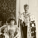Offisielt kroningsbilde av Kong Haakon og Dronning Maud (Foto: Peder O. Aune, Det kongelige hoffs fotoarkiv)